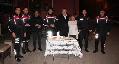 Kavga İhbarına Giden Polislere Mahalle Sakinlerinden Sürpriz Kutlama