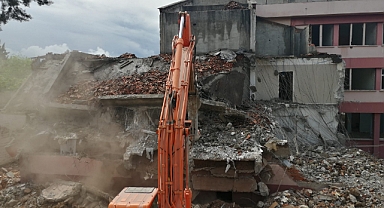 Niksar Eski Hükümet Konağı Binasının Yıkımına Başlandı