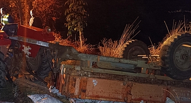 Devrilen Traktörün Römorkunun Altında Kalan Kişi Yaralandı