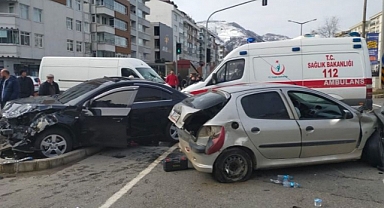 İki Otomobilin Çarpıştığı Kazada 2 Kişi Öldü, 4 Kişi Yaralandı