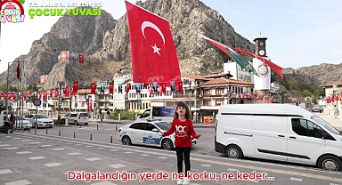 Minik kızlar 100. yıla özel bayrak şiirini seslendirdi