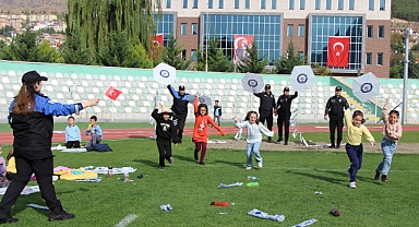 Polisler Cumhuriyet'in 100. Yılında 100 Çocukla Uçurtma Uçurdu