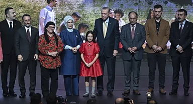 Aybüke öğretmenin sazını görünce gözyaşlarını tutamadı