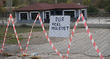 Bir vatandaş, arazisinden geçen yolu mahkeme kararıyla ulaşıma kapattı