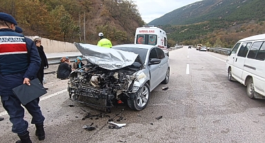 Direksiyon Hakimiyeti Kaybolan Otomobil Demir Bariyerlere Çarptı: 2 Yaralı