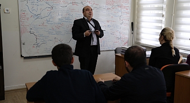 Görme engelli öğretmenler kursiyerlerin hayatlarına dokunuyorlar