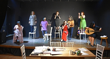 İzleyici Olarak Gittikleri Tiyatroda Yolları Kesişen 7 Kadın Sahneye Çıkmaya Hazırlanıyor