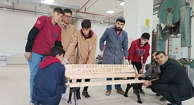 Okul ihtiyaçlarını işçi gibi çalışıp kendileri üretti