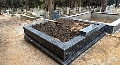 Eski Belediye Çalışanını Yola Defnettiler