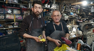 Ayakkabı tamircisi baba ve okullu oğlu, ata mesleğini sürdürüyor 