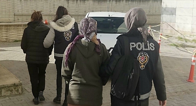 Hırsızlık suçundan aranan kadınlar hırsızlık yapmak isterken yakalandılar