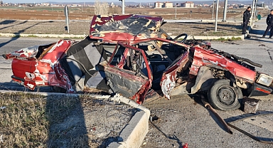 Kamyon, çarptığı otomobili biçti: 1 ağır yaralı