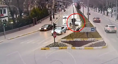 Tokat'ta kavşakta duran araçlara otomobilin çarpması güvenlik kamerasına yansıdı