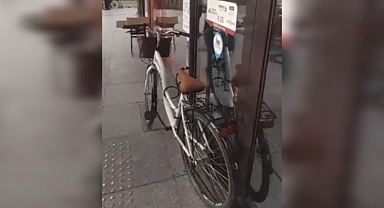 Fıkra gibi olay: Bisikleti banka kapısına kilitleyip gidince içeridekiler mahsur kaldı