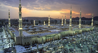Hacılar Medine-i Münevvere'de mübarek mekanları ziyaret ediyor