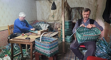 İnşaatlardan topladığı atık plastiklerden sepet yapıyor