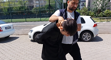 Karısını ve üvey oğlunu bıçaklayıp yurt dışına kaçarken yakalandı