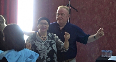 Öğrenmenin yaşı yok: 71 yaşında lise diploması aldı, göbek attı