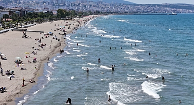 Samsun'da denize giren üşüyor, girmeyen ise terliyor