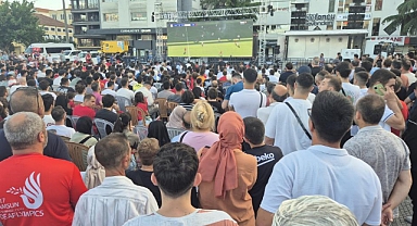 Samsun'da milli maç dev ekranda izlendi