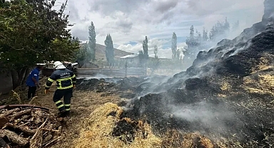 Sivas'ta çıkan yangında 1000 balya saman yandı