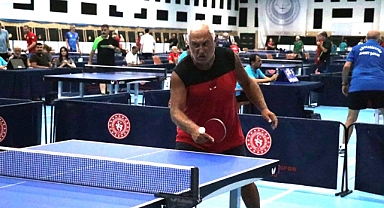 Veteran tenisçiler Samsun'da boy ölçüşüyor
