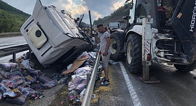 Samsun'da makarna yüklü tır devrildi