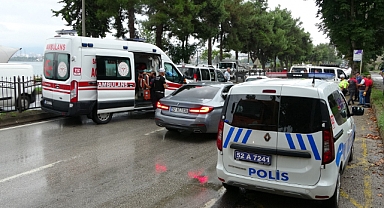 Yağmur Nedeniyle Kayganlaşan Yolda Zincirleme Trafik Kazası: 2 Yaralı