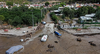 İzmir felaketi yaşıyor! Yollar ve istinat duvarları çöktü onlarca araç denize sürüklendi