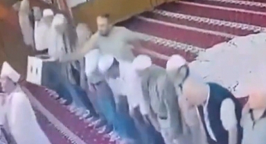 Namaz kıldıran imama plastik tabure ile vurdu