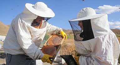 Ordulu arıcı çift Hakkari dağlarında 