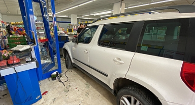 Otomobil BİM'e daldı, vatandaş çekiliş var sandı