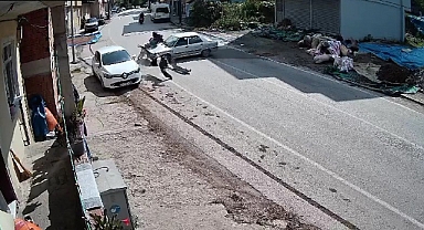Otomobil ile çarpışan motosiklet sürücüsü havada takla attı