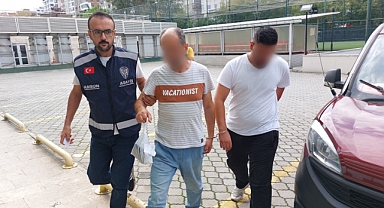 Parktaki çöp kovalarını çalan hurdacılar kaçarken yakalandı