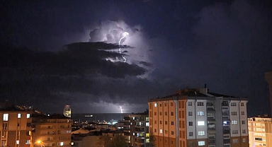 Samsun'da şimşekler gökyüzünü aydınlattı
