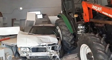  Amasya'da 2 Otomobile Çarpan Traktör Mobilya Atölyesine Daldı