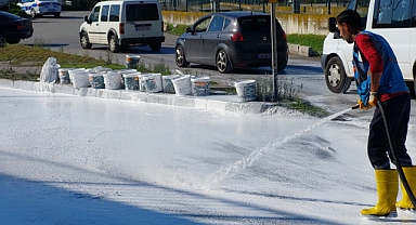 Boya kutuları yola saçıldı, yol beyaza boyandı