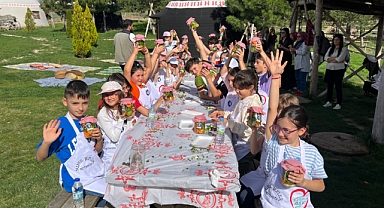Çorum'da Çocuklar Kışlık Yiyecek Hazırlamayı Öğrendi