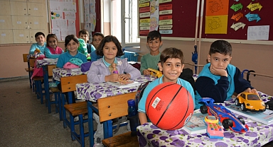 En Kıymetli Oyuncaklarını Kardeşleriyle Paylaştılar