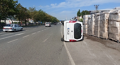 Hastaneye giderken kaza geçirdiler: 2 yaralı