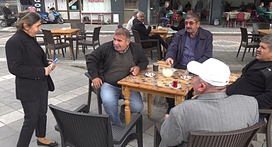 Kimsesi kalmayınca ‘huzurevine yerleş' tavsiyelerine aldırmayan kadın, muhtar seçildiği mahallesine huzur getirdi