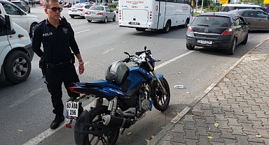 Kırmızı ışıkta otomobile çarpan motosiklet sürücüsü yaralandı