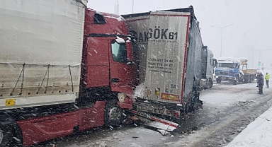 4 Tır ve 1 Minibüsün Karıştığı Zincirleme Kaza