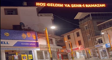 Niksar'da Ramazan Mahyası Keşfi Meydanı'nı Aydınlattı