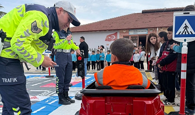 Niksar'da Jandarma Ekipleri Öğrencilere Uygulamalı Trafik Eğitimi Verdi
