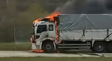 Tokat-Niksar Yolunda Çilek Yüklü Kamyon Yandı