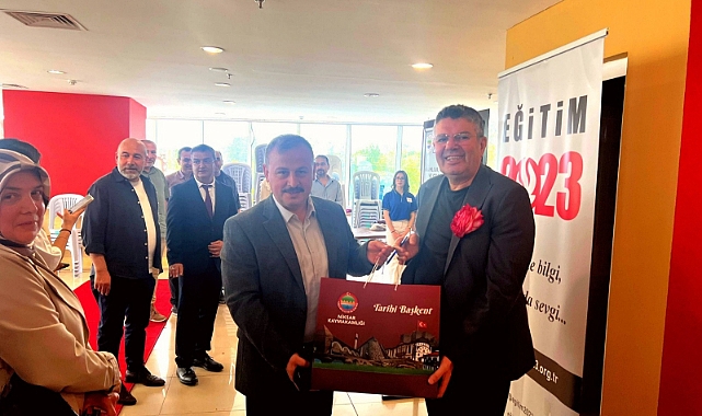 Eğitimci-Yazar Alişan Kapaklıkaya, Niksar’da Anlamlı Mesajlar Verdi