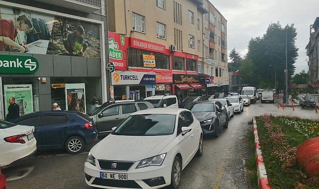 Niksar'da Bayram Hareketliliği Caddelere Taştı