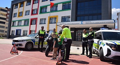 Niksar'da Polis Amcaları Miniklere Güvenli Trafik Dersi Verdi