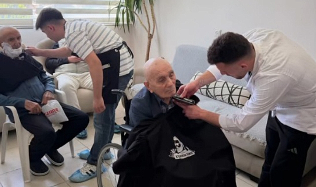Öğrencilerden Niksar'da Örnek Davranış: Hem Sohbet Ettiler Hem Tıraş Ettiler
